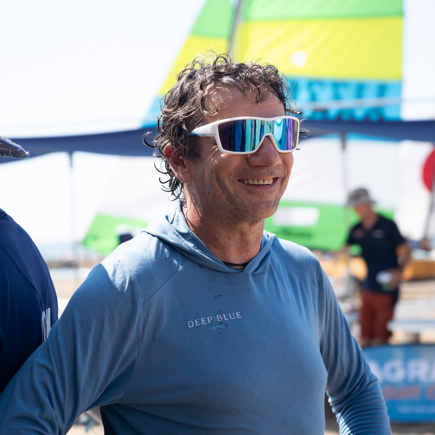 Atleta KOH en competición de vela